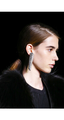 Details Saint Laurent Fall 2018 Ready-to-Wear , Детали показа Ив Сен Лоран , Детали осень зима 2018 , Fashion show , неделя моды в Париже , PFW , Mainstyles